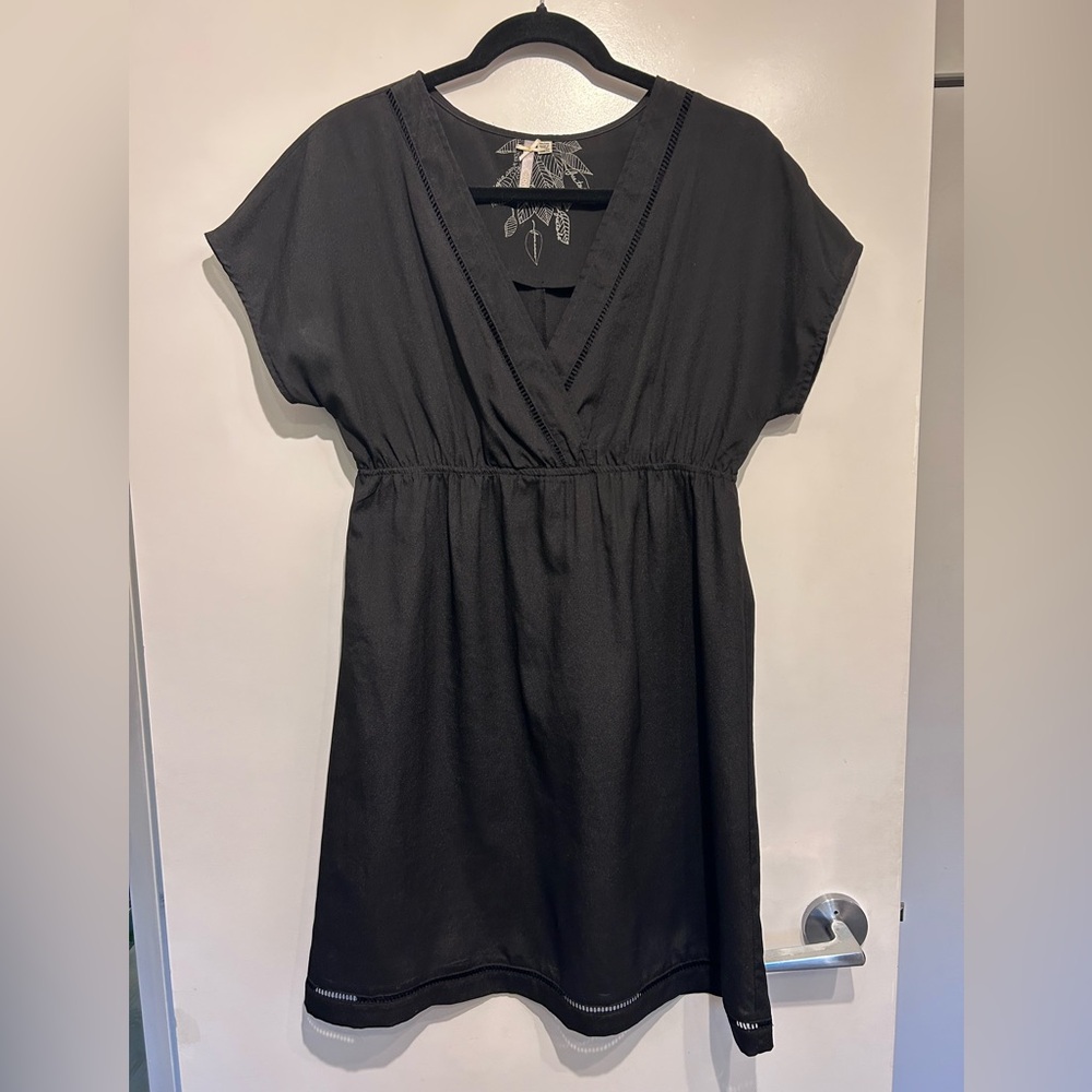 Orb: Black V-Neck Short Sleeve Dress